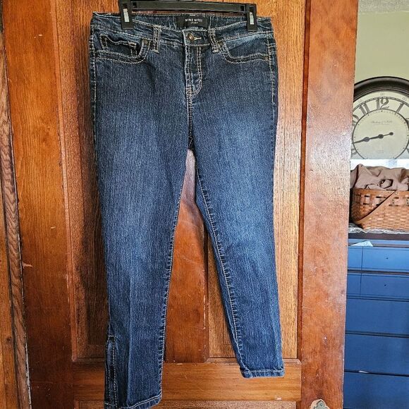 NINE WEST Women's Size 8 Capri Zippered Bottom Blue Jeans - Picture 2 of 11